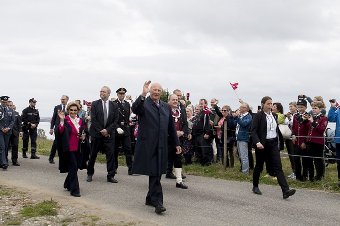 Kongeparet blir ønskt velkommen av dei mange frammøte askøyværingane ved Herdla fort på Askøy. Foto: Marit Hommedal / NTB scanpix